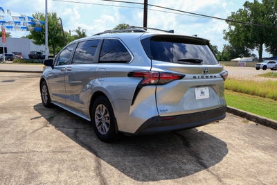 2021 Toyota Sienna XLE 8 Passenger