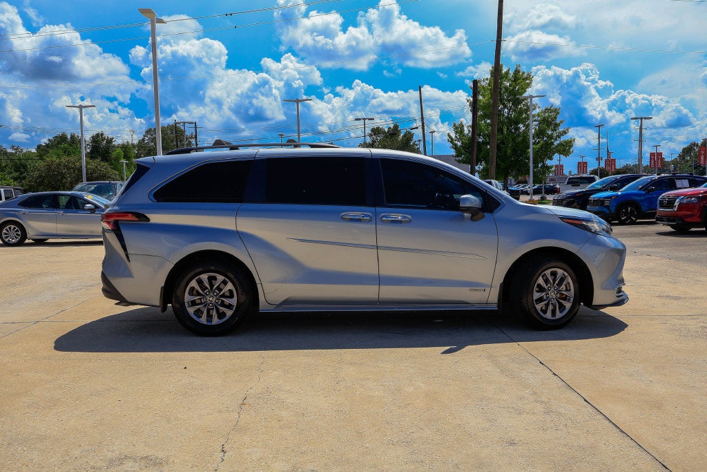 2021 Toyota Sienna XLE 8 Passenger